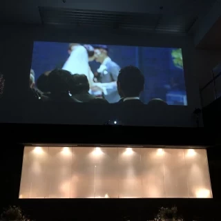 会場後方のキッチンスペース上にはおおきなプロジェクター