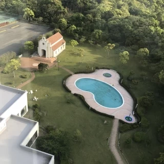 チャペルは同じ敷地内にあります