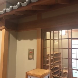 会場の入り口も瓦で雰囲気があります