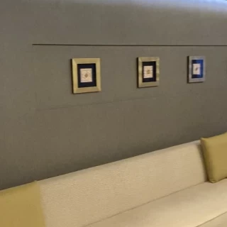 会場横の小部屋には長椅子もあり、余興の方々の着替えも可能！