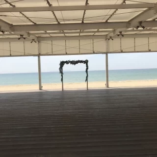 海でのオープンな雰囲気の人前式も可能