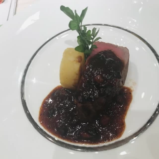 柔らかなお肉にソースが美味しいです。
