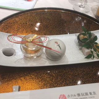 婚礼料理らしく、鶴の入れ物に入って出てきました。