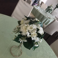白の花と緑のテーブルクロスがお洒落です