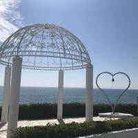 恋人のための聖地があり、桂由美の名前が彫られていた