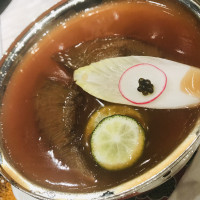 フカヒレの姿煮を温かいままで食べることができます。