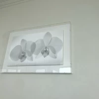 ホテルの白壁にかかっている絵も、白とグレーで統一感
