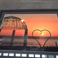 壁に飾られた写真には夕陽が見えました
