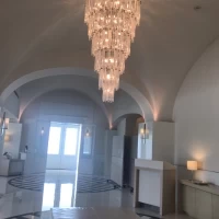 ロビーには大きなシャンデリア