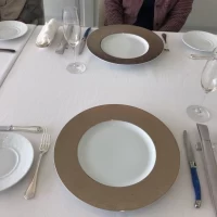 お皿もお洒落ですが、ナイフにもこだわっているような
