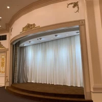 後方には舞台も