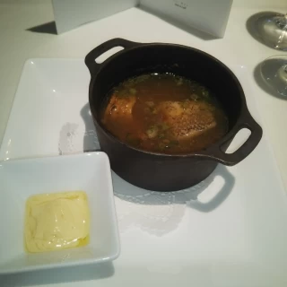 左の溶かしバターで2種類味が楽しめます。