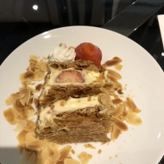 ここでしか食べることのできないマキシムドパリのミルフィーユ