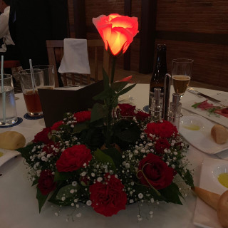 シャイニングローズ(花瓶に挿すと白い薔薇が色付きます)