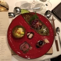 フォアグラの寿司を中心に旬の食材盛り合わせ。