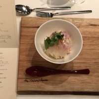 濃厚な胡麻だれをまとった鯛をお茶漬けでさっぱりと。