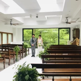 挙式前のチャペルで撮影