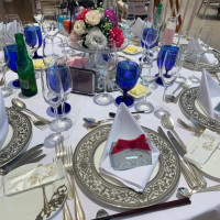 青いグラスがワンポイントのテーブル装飾