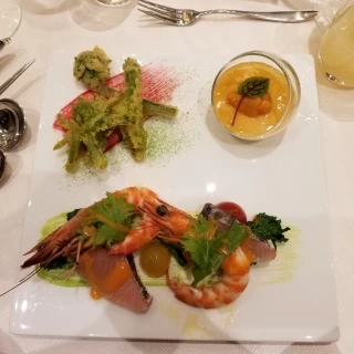 前菜です。食べやすいように一皿にまとめました。