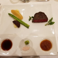 国産牛フィレ肉。ソースは色々と楽しめるよう3種類あります。