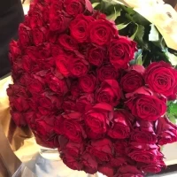 披露宴の最後にバラの花束を新郎から新婦にプレゼント