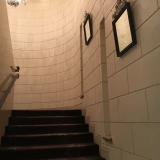 天然大理石で設えられた階段
