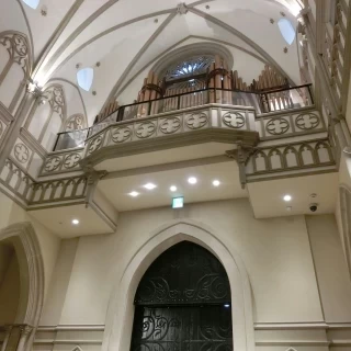 バラ窓とパイプオルガン