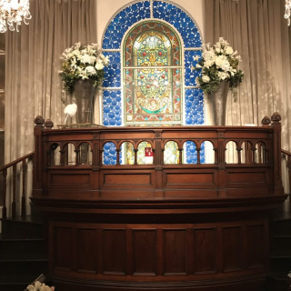 祭壇正面のステンドグラス