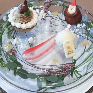 試食で頂いたデザート。クリスマス仕様でお皿に生花。