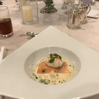 お魚料理です。ソースと絡めて頂きました。とても美味しいです。