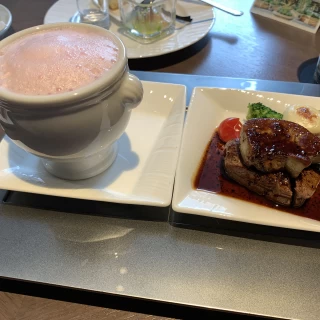 試食のメインお肉とスープです。とても美味しかったです。
