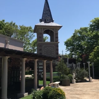 大きなカリヨン塔。幸せの鐘が流れていました