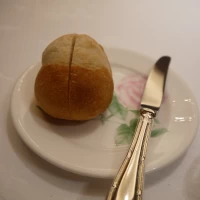 フランスパン。バターもおいしくいただきました。