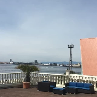 二階のバルコニーからは海が