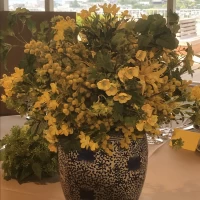 ミモザの造花。季節外なため、わざわざ造花を用意。