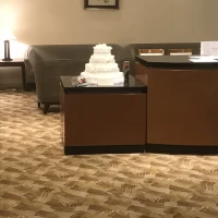 受付横のウェディングケーキ装飾