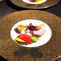 新郎がソース掛けをしたメインディッシュ。