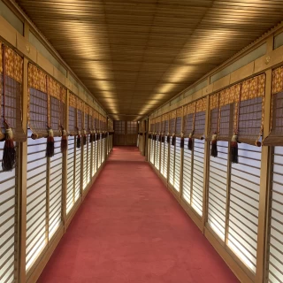 この廊下を渡って披露宴会場に行きます