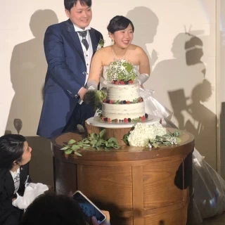 ケーキ入刀時の一コマです。