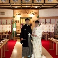 神殿内でツーショットのロケーション撮影