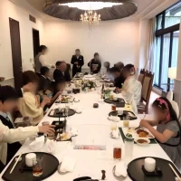 会場は横長で一面のガラス窓から外の景色ぐ見えます。