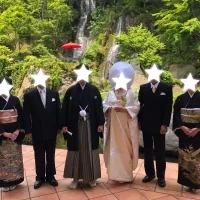 池の前で両親と記念撮影