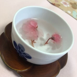 式前に桜の入った白湯をいただきました。