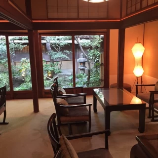 ゲストの待合室です。ソファがあり、ゆったりできる空間でした。