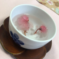 式前に桜の入った白湯をいただきました。