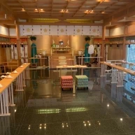 会場はとても綺麗で清潔感があります。窓も大きく明るい雰囲気。