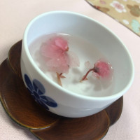式前に桜の入った白湯をいただきました。