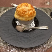 パイ包みのスープ。くずして食べるのが面白かったです。