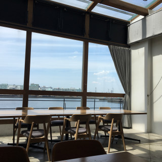 左側は全て窓で海や横浜の景色が見える