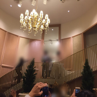 階段上から、餅まきをする演出がありました。